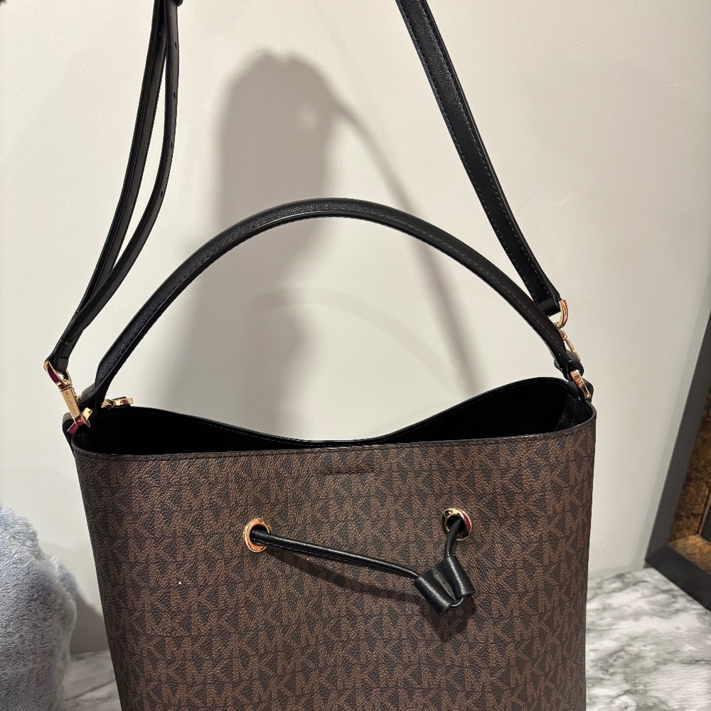 MICHAEL KORS LARGE BUCKET CONVERTIBLE BACKPACK SHOULDER BAG